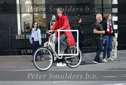 Amsterdam 15 juni 2019
Adelheid Roossen rijdt op haar fiets door het rood stoplicht.