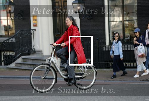 Amsterdam 15 juni 2019
Adelheid Roossen rijdt op haar fiets door het rood stoplicht.