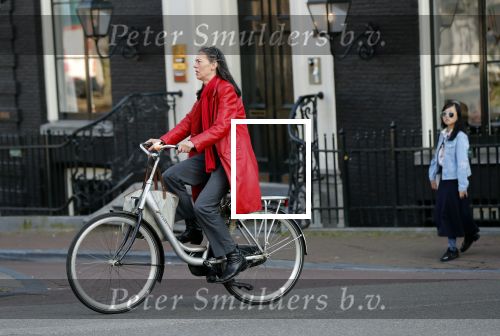 Amsterdam 15 juni 2019
Adelheid Roossen rijdt op haar fiets door het rood stoplicht.