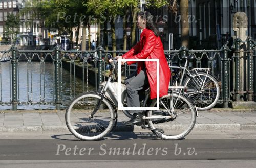 Amsterdam 15 juni 2019
Adelheid Roossen rijdt op haar fiets door het rood stoplicht.