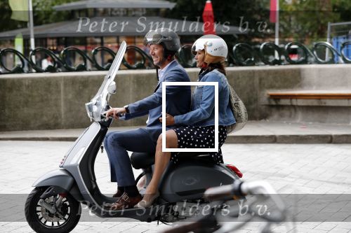Amsterdam 1 juli 2019
Astrid Joosten met haar nieuwe vriend Rob Peters . Ze vertrokken van het delamar theater (johan Kaartprijs) met hun vespa scooter richting huis.