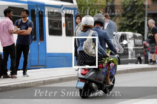 Amsterdam 1 juli 2019
Astrid Joosten met haar nieuwe vriend Rob Peters . Ze vertrokken van het delamar theater (johan Kaartprijs) met hun vespa scooter richting huis.
