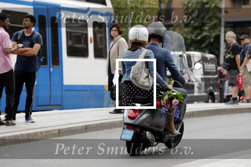 Amsterdam 1 juli 2019
Astrid Joosten met haar nieuwe vriend Rob Peters . Ze vertrokken van het delamar theater (johan Kaartprijs) met hun vespa scooter richting huis.