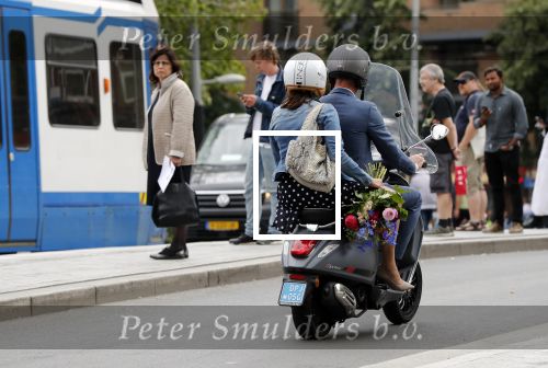 Amsterdam 1 juli 2019
Astrid Joosten met haar nieuwe vriend Rob Peters . Ze vertrokken van het delamar theater (johan Kaartprijs) met hun vespa scooter richting huis.