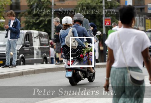 Amsterdam 1 juli 2019
Astrid Joosten met haar nieuwe vriend Rob Peters . Ze vertrokken van het delamar theater (johan Kaartprijs) met hun vespa scooter richting huis.
