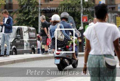 Amsterdam 1 juli 2019
Astrid Joosten met haar nieuwe vriend Rob Peters . Ze vertrokken van het delamar theater (johan Kaartprijs) met hun vespa scooter richting huis.