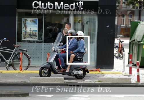 Amsterdam 1 juli 2019
Astrid Joosten met haar nieuwe vriend Rob Peters . Ze vertrokken van het delamar theater (johan Kaartprijs) met hun vespa scooter richting huis.