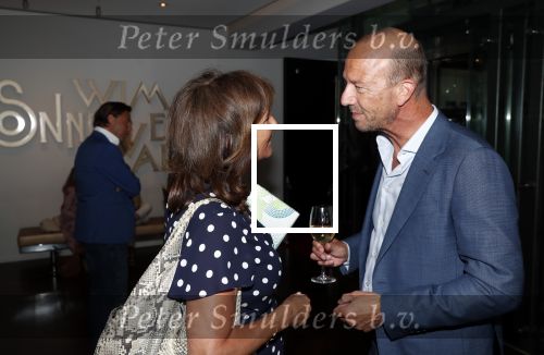 Amsterdam 1 juli 2019
Astrid Joosten met haar nieuwe vriend Rob Peters . Ze vertrokken van het delamar theater (johan Kaartprijs) met hun vespa scooter richting huis.