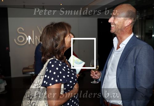 Amsterdam 1 juli 2019
Astrid Joosten met haar nieuwe vriend Rob Peters . Ze vertrokken van het delamar theater (johan Kaartprijs) met hun vespa scooter richting huis.