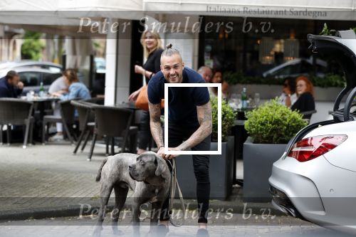 Amsterdam 27 juni 2019
Dave Roelvink met zijn auto ( Dave heeft zijn rijbewijs terug) en hond op de cornelis schuytstraat.