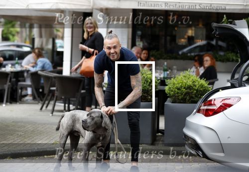 Amsterdam 27 juni 2019
Dave Roelvink met zijn auto ( Dave heeft zijn rijbewijs terug) en hond op de cornelis schuytstraat.