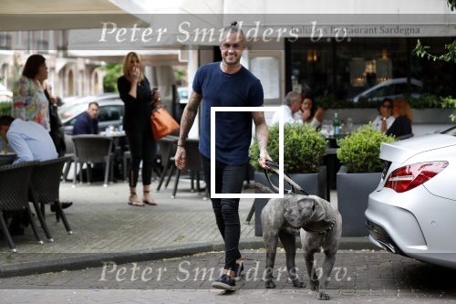Amsterdam 27 juni 2019
Dave Roelvink met zijn auto ( Dave heeft zijn rijbewijs terug) en hond op de cornelis schuytstraat.