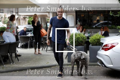 Amsterdam 27 juni 2019
Dave Roelvink met zijn auto ( Dave heeft zijn rijbewijs terug) en hond op de cornelis schuytstraat.