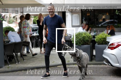 Amsterdam 27 juni 2019
Dave Roelvink met zijn auto ( Dave heeft zijn rijbewijs terug) en hond op de cornelis schuytstraat.