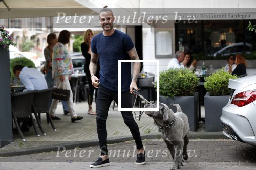 Amsterdam 27 juni 2019
Dave Roelvink met zijn auto ( Dave heeft zijn rijbewijs terug) en hond op de cornelis schuytstraat.
