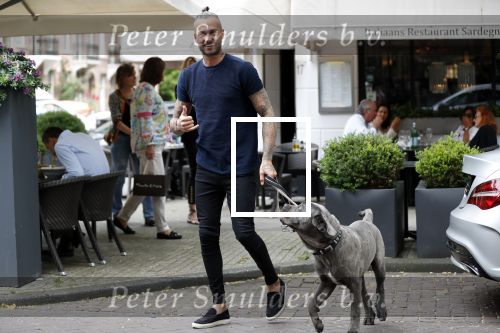 Amsterdam 27 juni 2019
Dave Roelvink met zijn auto ( Dave heeft zijn rijbewijs terug) en hond op de cornelis schuytstraat.