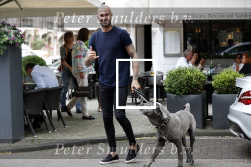 Amsterdam 27 juni 2019
Dave Roelvink met zijn auto ( Dave heeft zijn rijbewijs terug) en hond op de cornelis schuytstraat.