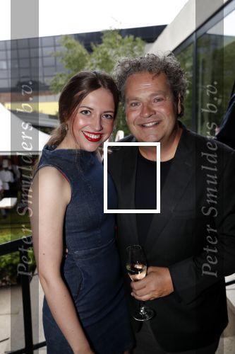 Amsterdam 12 juni 2019
Haringparty bij het Hilton hotel. Dirk Zeelenberg met een hostess