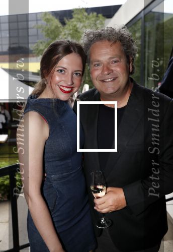 Amsterdam 12 juni 2019
Haringparty bij het Hilton hotel. Dirk Zeelenberg met een hostess
