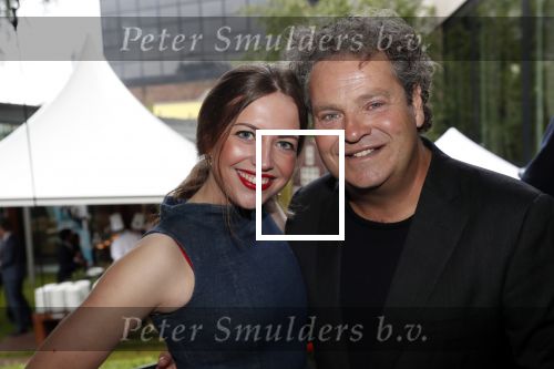 Amsterdam 12 juni 2019
Haringparty bij het Hilton hotel. Dirk Zeelenberg met een hostess