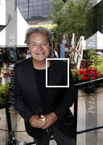 Amsterdam 12 juni 2019
Haringparty bij het Hilton hotel. Dirk Zeelenberg met een hostess