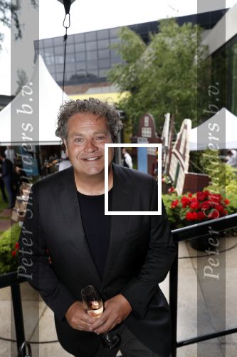 Amsterdam 12 juni 2019
Haringparty bij het Hilton hotel. Dirk Zeelenberg met een hostess