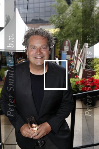 Amsterdam 12 juni 2019
Haringparty bij het Hilton hotel. Dirk Zeelenberg met een hostess