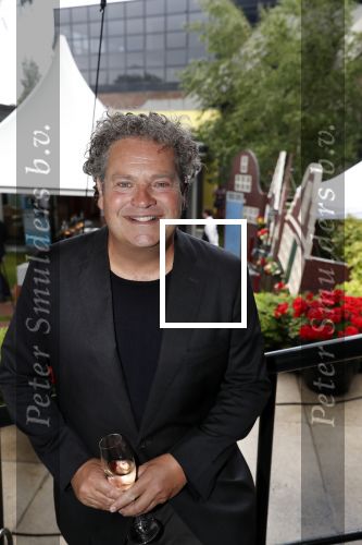 Amsterdam 12 juni 2019
Haringparty bij het Hilton hotel. Dirk Zeelenberg met een hostess