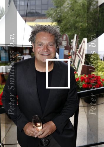 Amsterdam 12 juni 2019
Haringparty bij het Hilton hotel. Dirk Zeelenberg met een hostess