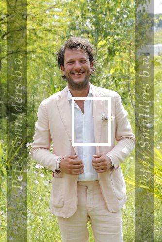 Kraggenburg 22 juni 2019
Katja Schuurman en haar kersverse man Freek v Noortwijk zijn getrouwd en posseren uitgebreid voor de pers op landgoed Netl , de wildste tuin.