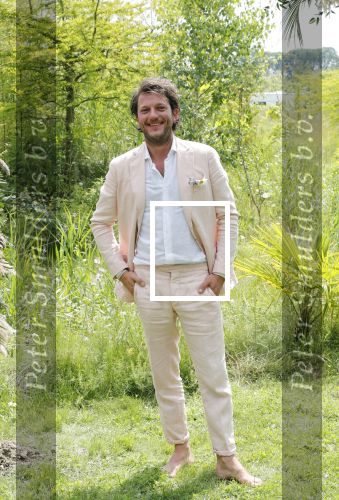 Kraggenburg 22 juni 2019
Katja Schuurman en haar kersverse man Freek v Noortwijk zijn getrouwd en posseren uitgebreid voor de pers op landgoed Netl , de wildste tuin.
