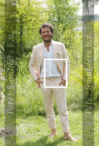 Kraggenburg 22 juni 2019
Katja Schuurman en haar kersverse man Freek v Noortwijk zijn getrouwd en posseren uitgebreid voor de pers op landgoed Netl , de wildste tuin.