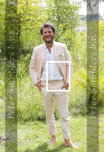 Kraggenburg 22 juni 2019
Katja Schuurman en haar kersverse man Freek v Noortwijk zijn getrouwd en posseren uitgebreid voor de pers op landgoed Netl , de wildste tuin.