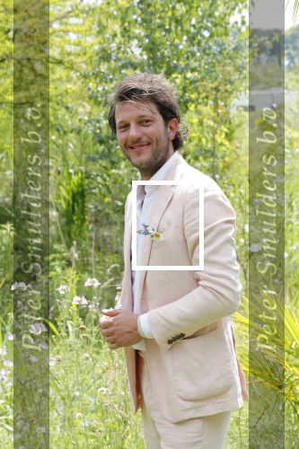 Kraggenburg 22 juni 2019
Katja Schuurman en haar kersverse man Freek v Noortwijk zijn getrouwd en posseren uitgebreid voor de pers op landgoed Netl , de wildste tuin.