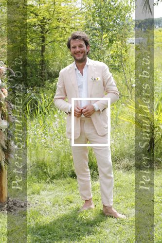 Kraggenburg 22 juni 2019
Katja Schuurman en haar kersverse man Freek v Noortwijk zijn getrouwd en posseren uitgebreid voor de pers op landgoed Netl , de wildste tuin.