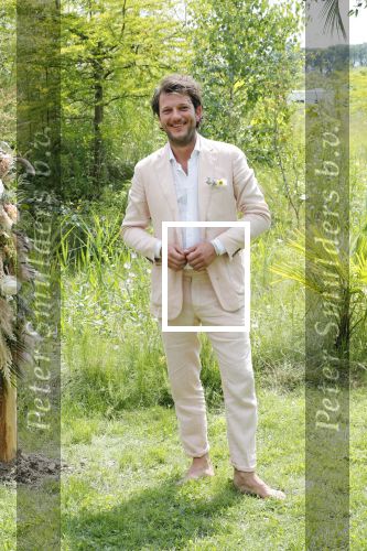 Kraggenburg 22 juni 2019
Katja Schuurman en haar kersverse man Freek v Noortwijk zijn getrouwd en posseren uitgebreid voor de pers op landgoed Netl , de wildste tuin.