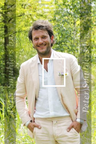 Kraggenburg 22 juni 2019
Katja Schuurman en haar kersverse man Freek v Noortwijk zijn getrouwd en posseren uitgebreid voor de pers op landgoed Netl , de wildste tuin.