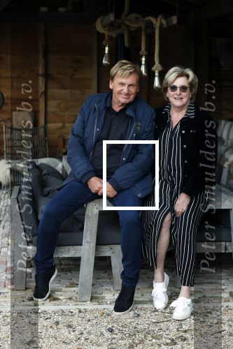 Castricum 13 juni 2019
Henny Huisman wordt geinterviewd door Catherine Keyl bij zijn huis.