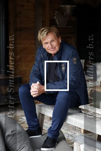 Castricum 13 juni 2019
Henny Huisman wordt geinterviewd door Catherine Keyl bij zijn huis.