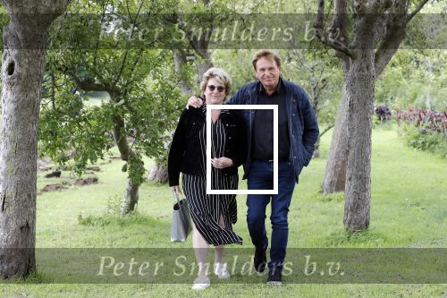 Castricum 13 juni 2019
Henny Huisman wordt geinterviewd door Catherine Keyl bij zijn huis.