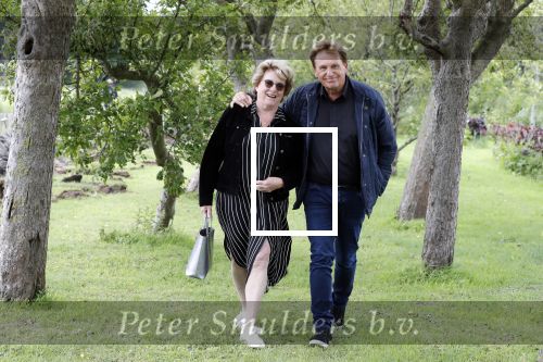 Castricum 13 juni 2019
Henny Huisman wordt geinterviewd door Catherine Keyl bij zijn huis.