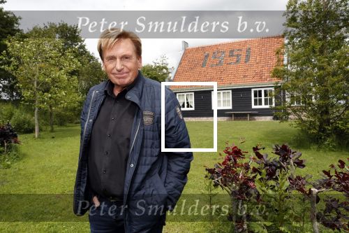 Castricum 13 juni 2019
Henny Huisman wordt geinterviewd door Catherine Keyl bij zijn huis.