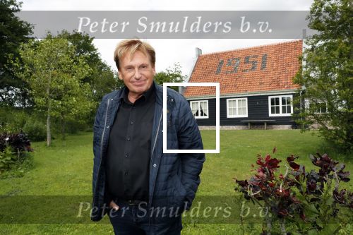 Castricum 13 juni 2019
Henny Huisman wordt geinterviewd door Catherine Keyl bij zijn huis.