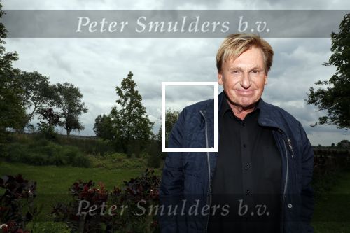 Castricum 13 juni 2019
Henny Huisman wordt geinterviewd door Catherine Keyl bij zijn huis.