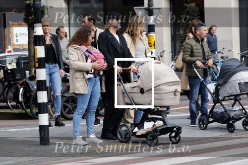 Amsterdam 15 jnui 2019
Jasper Krabbe met zijn vriendin Annemarieke v Drimmelen achter kinderwagen met daarin hun zoon June Lee Rosi.