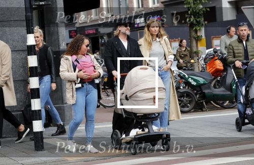 Amsterdam 15 jnui 2019
Jasper Krabbe met zijn vriendin Annemarieke v Drimmelen achter kinderwagen met daarin hun zoon June Lee Rosi.
