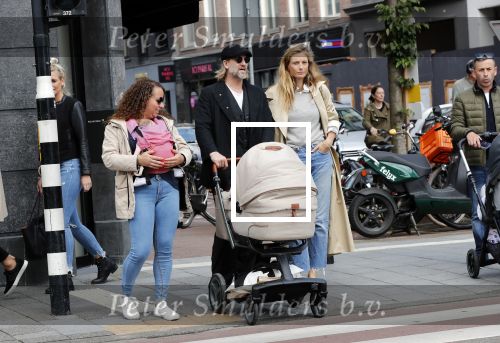 Amsterdam 15 jnui 2019
Jasper Krabbe met zijn vriendin Annemarieke v Drimmelen achter kinderwagen met daarin hun zoon June Lee Rosi.