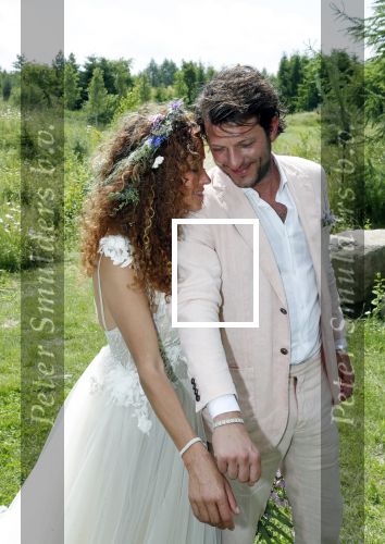 Kraggenburg 22 juni 2019
Katja Schuurman en haar kersverse man Freek v Noortwijk zijn getrouwd en posseren uitgebreid voor de pers op landgoed Netl , de wildste tuin.