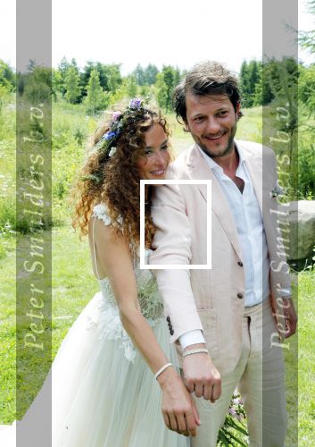 Kraggenburg 22 juni 2019
Katja Schuurman en haar kersverse man Freek v Noortwijk zijn getrouwd en posseren uitgebreid voor de pers op landgoed Netl , de wildste tuin.
