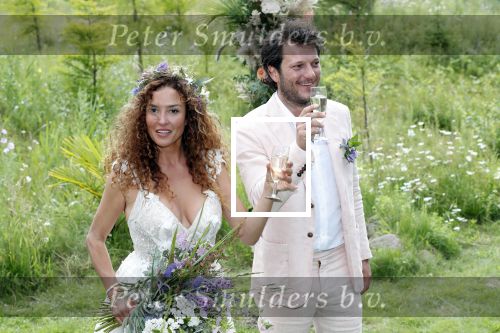 Kraggenburg 22 juni 2019
Katja Schuurman en haar kersverse man Freek v Noortwijk zijn getrouwd en posseren uitgebreid voor de pers op landgoed Netl , de wildste tuin.